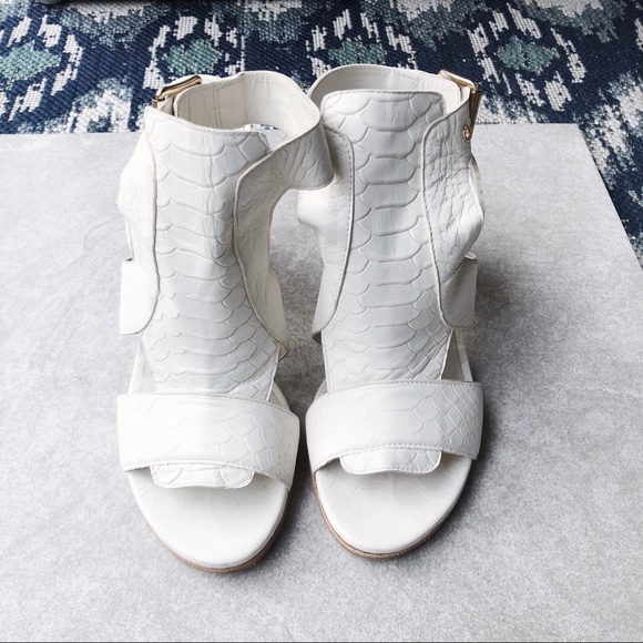 Stuart Weitzman White Snake Print Leather Sandal - Picture 3 of 6